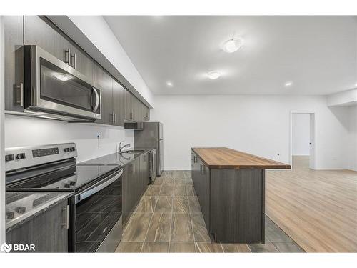 613-15 Kneeshaw Drive, Barrie, ON - Indoor Photo Showing Kitchen