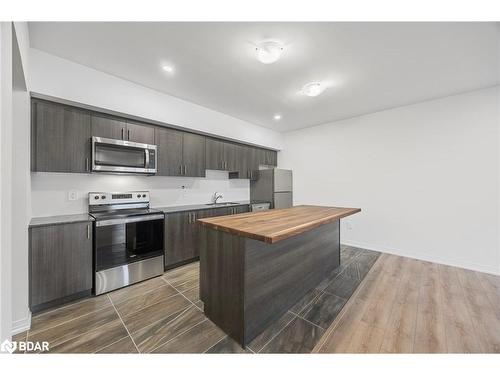 613-15 Kneeshaw Drive, Barrie, ON - Indoor Photo Showing Kitchen