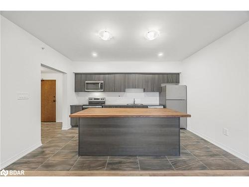 613-15 Kneeshaw Drive, Barrie, ON - Indoor Photo Showing Kitchen