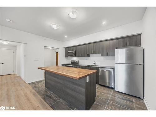 613-15 Kneeshaw Drive, Barrie, ON - Indoor Photo Showing Kitchen