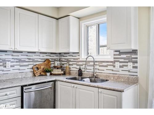 59 Hawthorne Crescent, Barrie, ON - Indoor Photo Showing Kitchen With Double Sink With Upgraded Kitchen