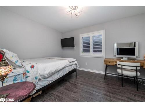 19 Rugman Crescent, Springwater, ON - Indoor Photo Showing Bedroom