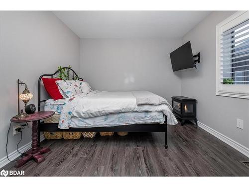 19 Rugman Crescent, Springwater, ON - Indoor Photo Showing Bedroom