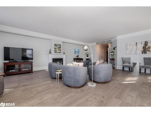 401-140 Cedar Island Road, Orillia, ON - Indoor Photo Showing Living Room