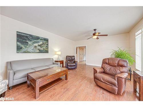 1104 Alfred Street, Innisfil, ON - Indoor Photo Showing Living Room