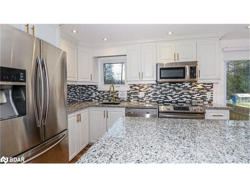 2427 Wallace Avenue, Innisfil, ON - Indoor Photo Showing Kitchen With Upgraded Kitchen