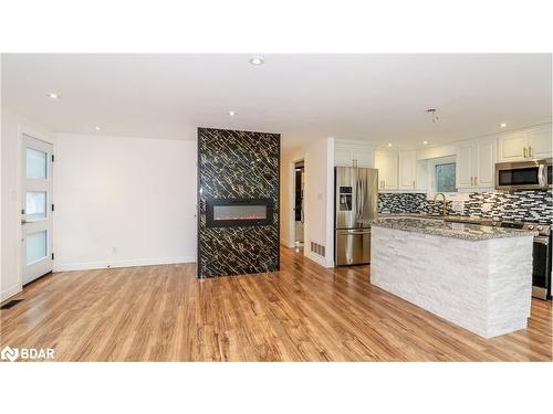 2427 Wallace Avenue, Innisfil, ON - Indoor Photo Showing Kitchen With Upgraded Kitchen