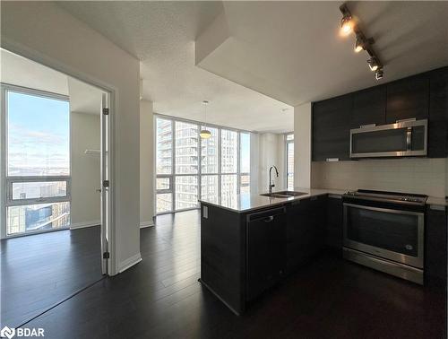 2017-5033 Four Springs Avenue, Mississauga, ON - Indoor Photo Showing Kitchen