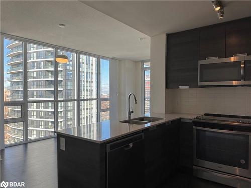 2017-5033 Four Springs Avenue, Mississauga, ON - Indoor Photo Showing Kitchen With Double Sink With Upgraded Kitchen