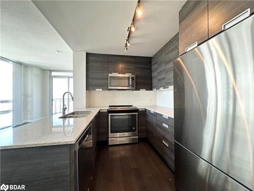 2017-5033 Four Springs Avenue, Mississauga, ON - Indoor Photo Showing Kitchen With Stainless Steel Kitchen With Double Sink With Upgraded Kitchen