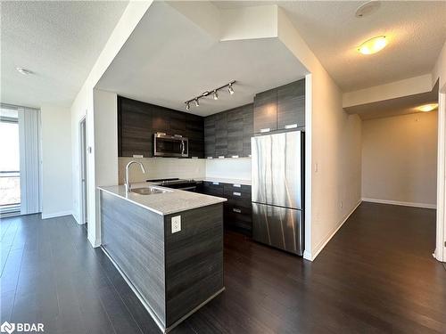 2017-5033 Four Springs Avenue, Mississauga, ON - Indoor Photo Showing Kitchen