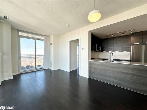 2017-5033 Four Springs Avenue, Mississauga, ON - Indoor Photo Showing Kitchen