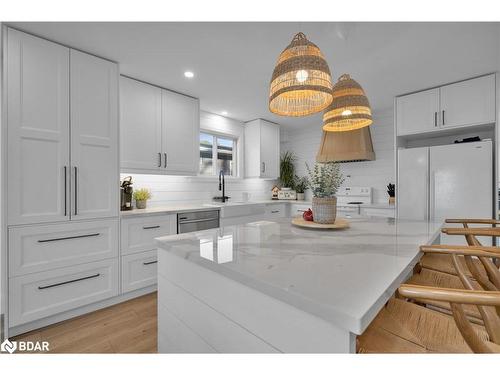 56 Gray Lane, Barrie, ON - Indoor Photo Showing Kitchen With Upgraded Kitchen