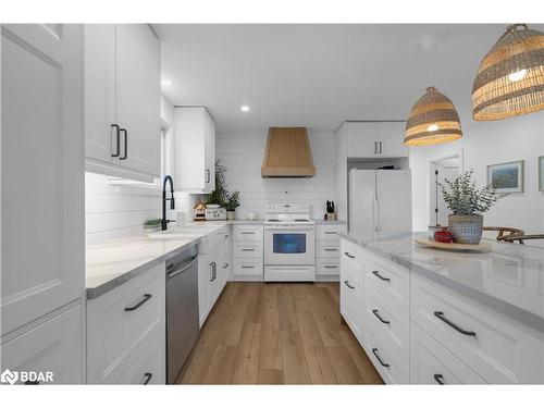 56 Gray Lane, Barrie, ON - Indoor Photo Showing Kitchen