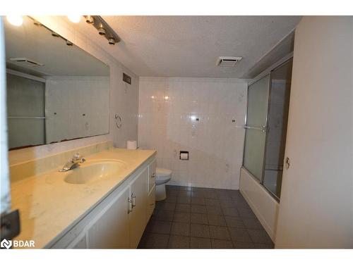 164 Macnab Street N, Hamilton, ON - Indoor Photo Showing Bathroom