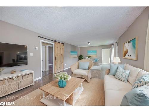 254 Parkway Avenue, Keswick, ON - Indoor Photo Showing Living Room