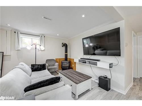 254 Parkway Avenue, Keswick, ON - Indoor Photo Showing Living Room