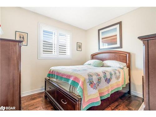 112 Crompton Drive, Barrie, ON - Indoor Photo Showing Bedroom