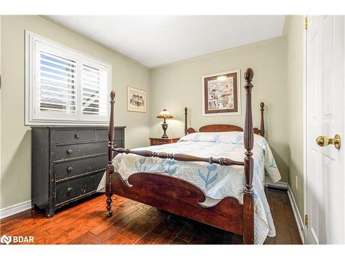 112 Crompton Drive, Barrie, ON - Indoor Photo Showing Bedroom