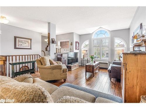 112 Crompton Drive, Barrie, ON - Indoor Photo Showing Living Room