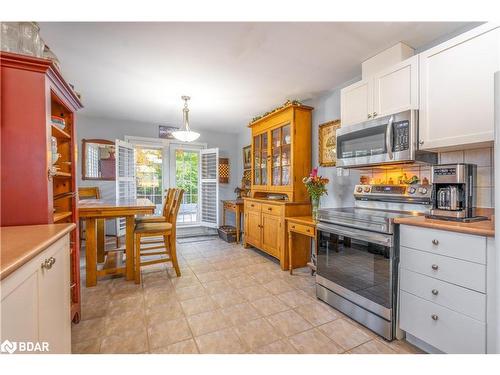 112 Crompton Drive, Barrie, ON - Indoor Photo Showing Kitchen