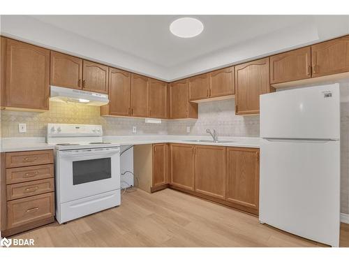 215-49 Jacobs Terrace, Barrie, ON - Indoor Photo Showing Kitchen