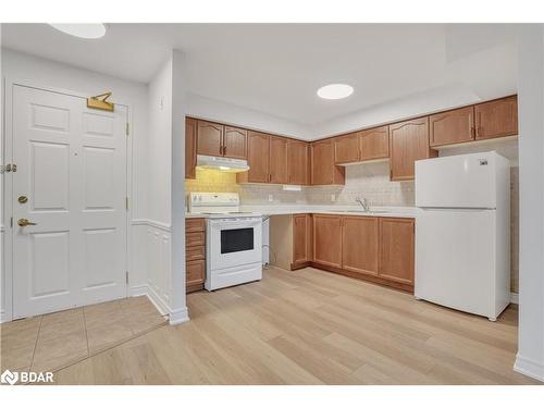 215-49 Jacobs Terrace, Barrie, ON - Indoor Photo Showing Kitchen