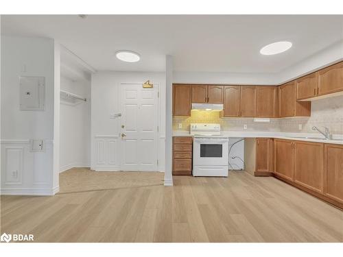 215-49 Jacobs Terrace, Barrie, ON - Indoor Photo Showing Kitchen