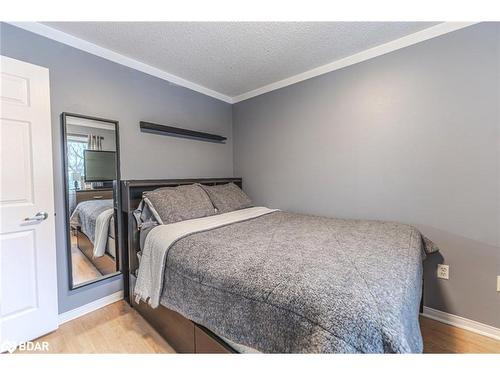 56 Draper Crescent, Barrie, ON - Indoor Photo Showing Bedroom