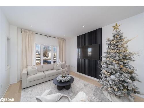 29 Harvest Crescent, Barrie, ON - Indoor Photo Showing Living Room