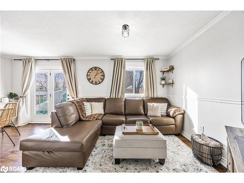 24 Shaw Crescent, Barrie, ON - Indoor Photo Showing Living Room