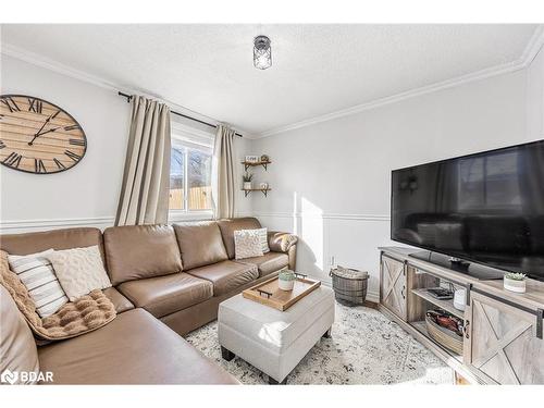 24 Shaw Crescent, Barrie, ON - Indoor Photo Showing Living Room