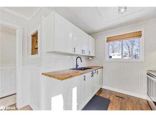 24 Shaw Crescent, Barrie, ON - Indoor Photo Showing Kitchen