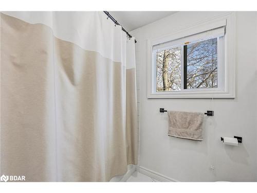 24 Shaw Crescent, Barrie, ON - Indoor Photo Showing Bathroom