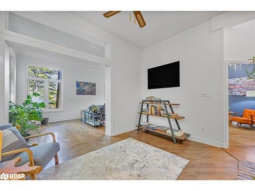 8 Frid Boulevard, Midhurst, ON - Indoor Photo Showing Living Room