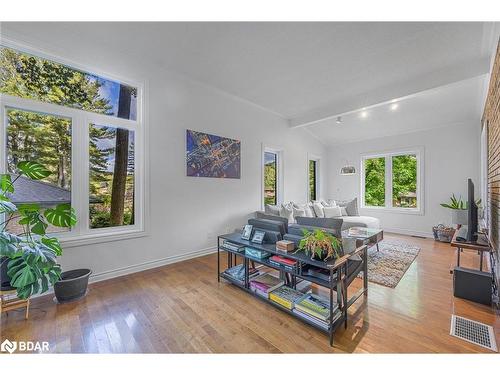 8 Frid Boulevard, Midhurst, ON - Indoor Photo Showing Living Room