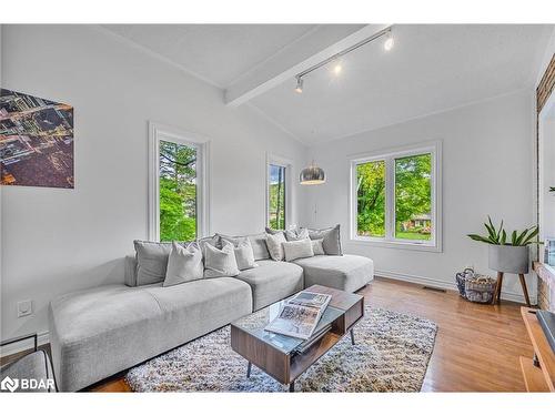 8 Frid Boulevard, Midhurst, ON - Indoor Photo Showing Living Room