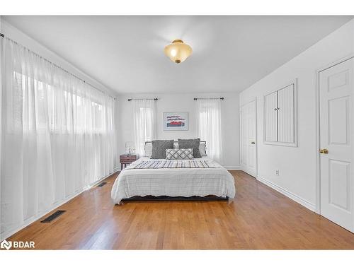 8 Frid Boulevard, Midhurst, ON - Indoor Photo Showing Bedroom