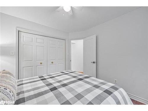 8 Frid Boulevard, Midhurst, ON - Indoor Photo Showing Bedroom