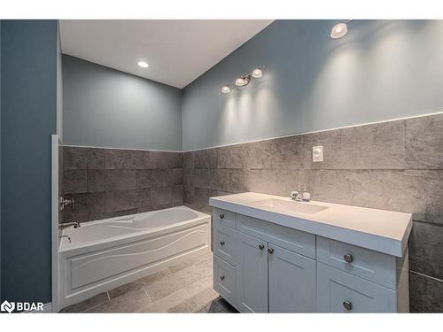 1923 10Th Line, Innisfil, ON - Indoor Photo Showing Bathroom