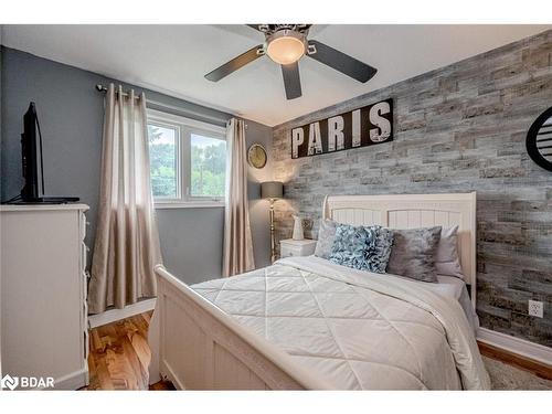 1923 10Th Line, Innisfil, ON - Indoor Photo Showing Bedroom