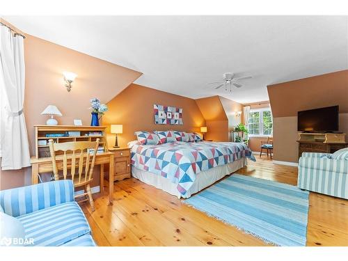 26 Paddy Dunn'S Circle, Springwater, ON - Indoor Photo Showing Bedroom