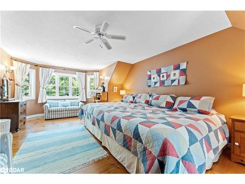 26 Paddy Dunn'S Circle, Springwater, ON - Indoor Photo Showing Bedroom