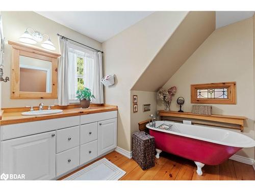 26 Paddy Dunn'S Circle, Springwater, ON - Indoor Photo Showing Bathroom