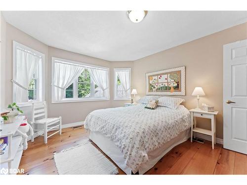 26 Paddy Dunn'S Circle, Springwater, ON - Indoor Photo Showing Bedroom