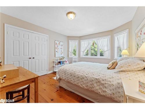 26 Paddy Dunn'S Circle, Springwater, ON - Indoor Photo Showing Bedroom