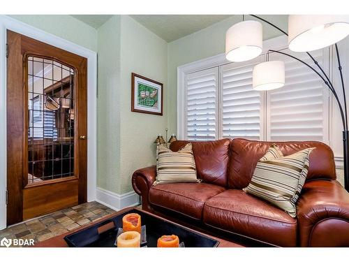 60 High Street, Barrie, ON - Indoor Photo Showing Living Room