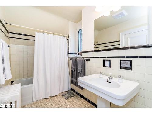 60 High Street, Barrie, ON - Indoor Photo Showing Bathroom