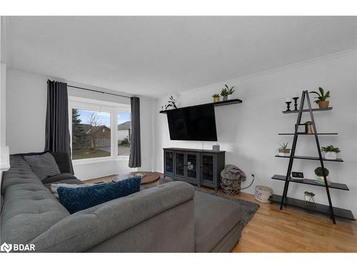 30 Frontier Avenue, Orillia, ON - Indoor Photo Showing Living Room