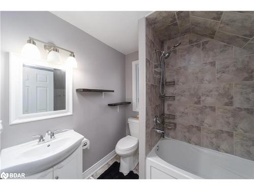 96 Province Street N, Hamilton, ON - Indoor Photo Showing Bathroom